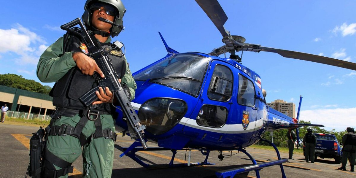 Helicóptero pousa na Paralela para socorrer vítima de acidente