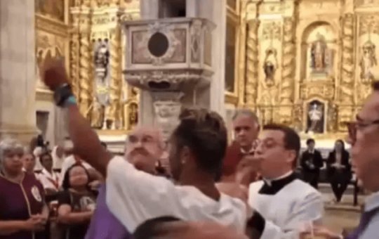 Homem quebra hóstia durante missa de 7º dia de Dom Geraldo, em Salvador