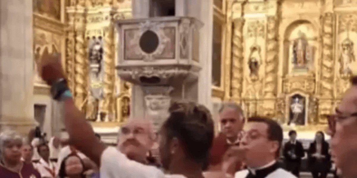 Homem quebra hóstia durante missa de 7º dia de Dom Geraldo, em Salvador