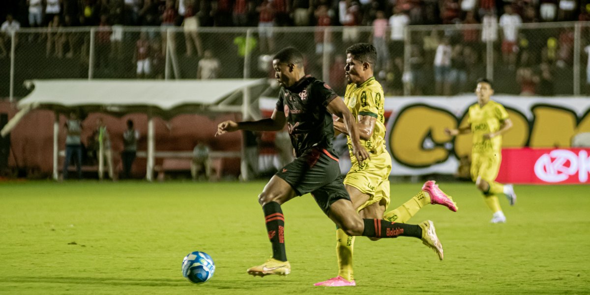 Mesmo com empate em casa, Vitória permanece na liderança da Série B