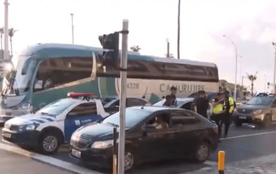 Carro é apreendido após motorista dormir enquanto aguardava sinal verde