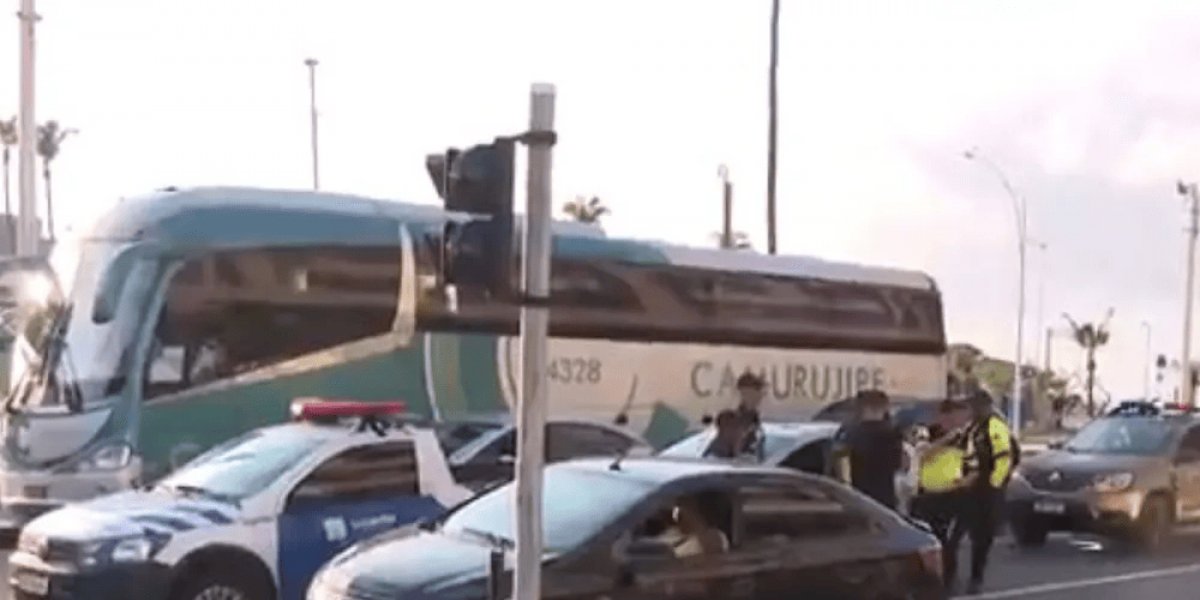 Carro é apreendido após motorista dormir enquanto aguardava sinal verde