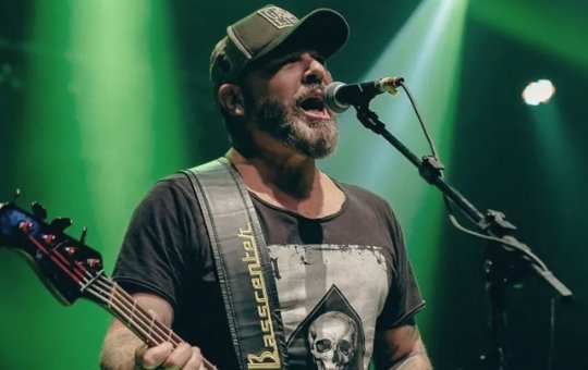 Baixista do Ultraje a Rigor tem quadro de saúde estável após tiro na cabeça