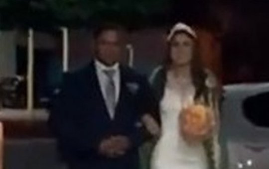 Presa por atos antidemocráticos se casa com bandeira do Brasil como véu