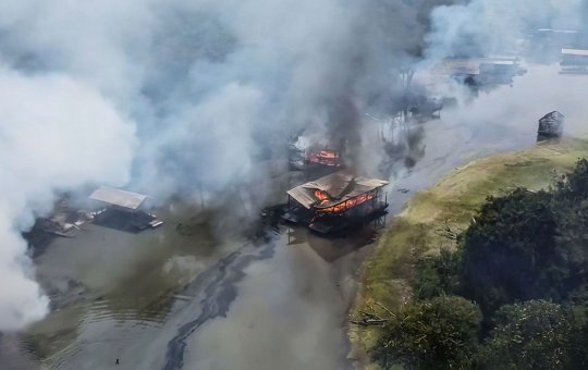PF queima 302 balsas de garimpo no Rio Madeira, no Amazonas
