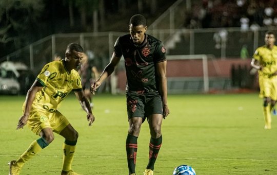 Adversários tropeçam e Vitória mantém vantagem na Série B
