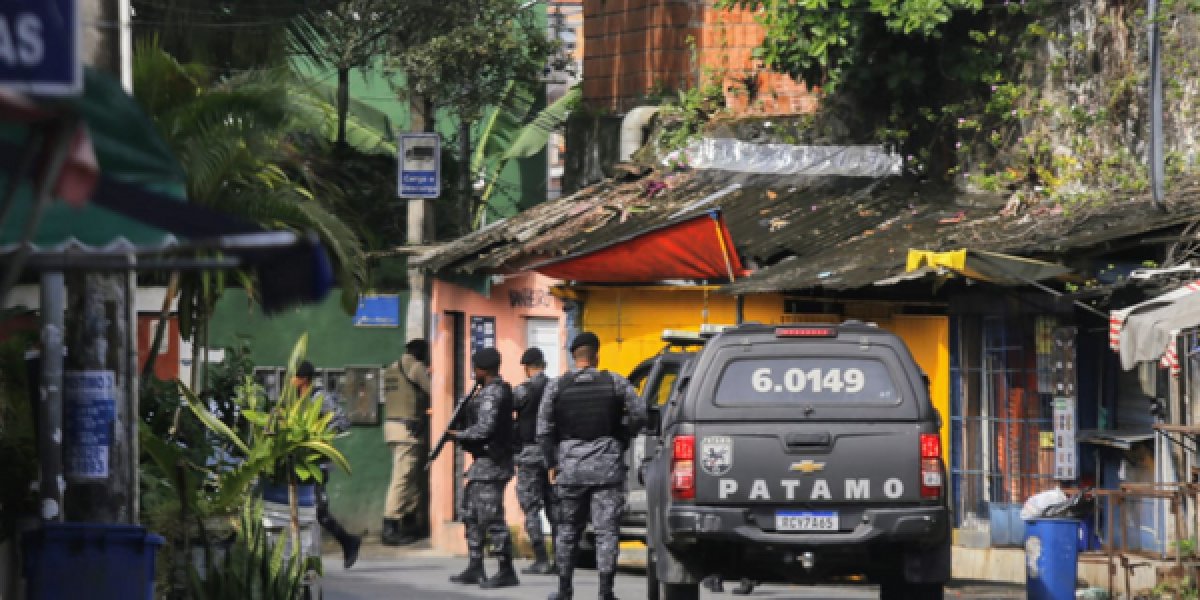 Suspeito é baleado durante troca de tiros com PM no Calabar