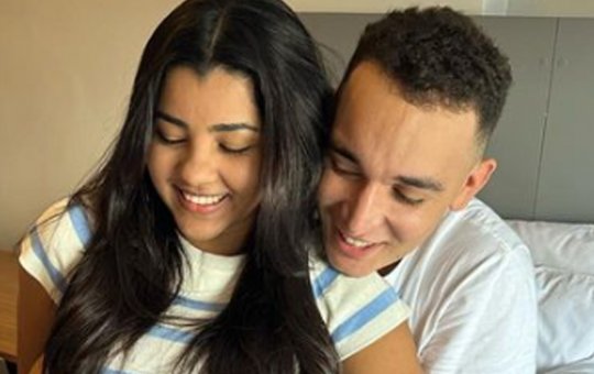 João Gomes faz enxoval do filho em Orlando