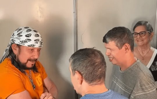 'Incríveis e surpreendentes', diz Bell Marques após encontro com gêmeos autistas