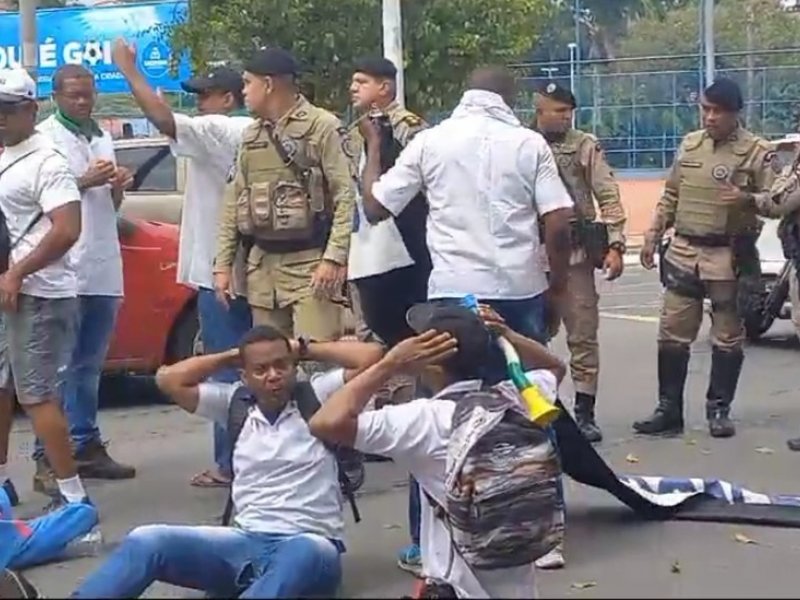 Rodoviários demitidos da extinta CSN protestam por pagamento de indenizações