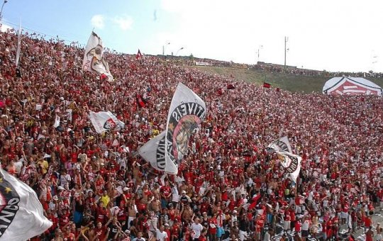Torcida do Vitória lota quase 20 ônibus para duelo em Maceió
