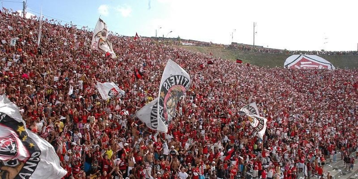 Torcida do Vitória lota quase 20 ônibus para duelo em Maceió