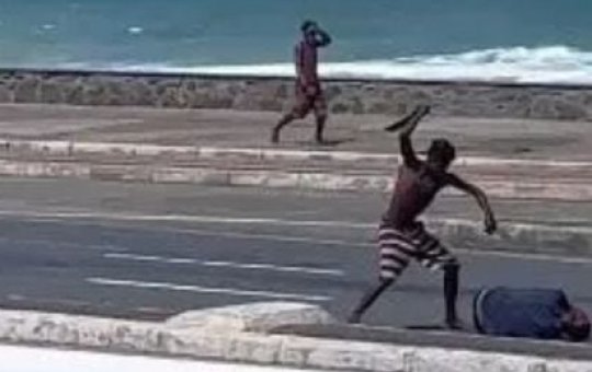 Homem é agredido com golpes de facão na Orla de Salvador