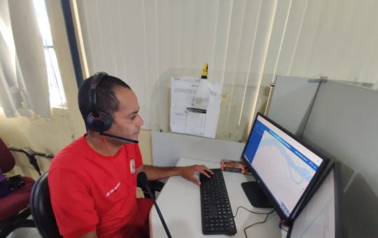 Mulher faz parto dentro de carro na Bahia, com apoio de bombeiro por ligação