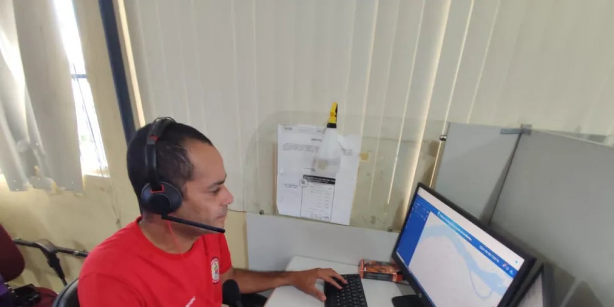 Mulher faz parto dentro de carro na Bahia, com apoio de bombeiro por ligação