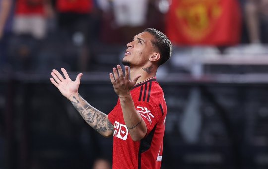 Antony é afastado do Manchester United após denúncias de agressão