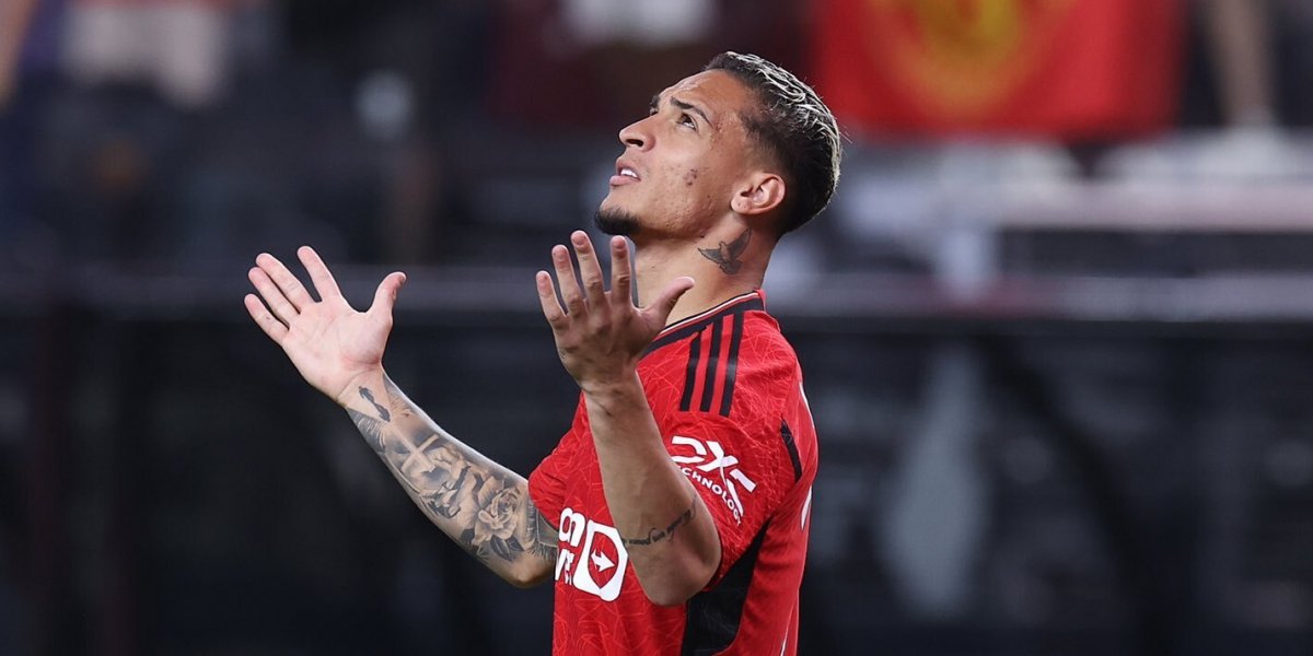 Antony é afastado do Manchester United após denúncias de agressão