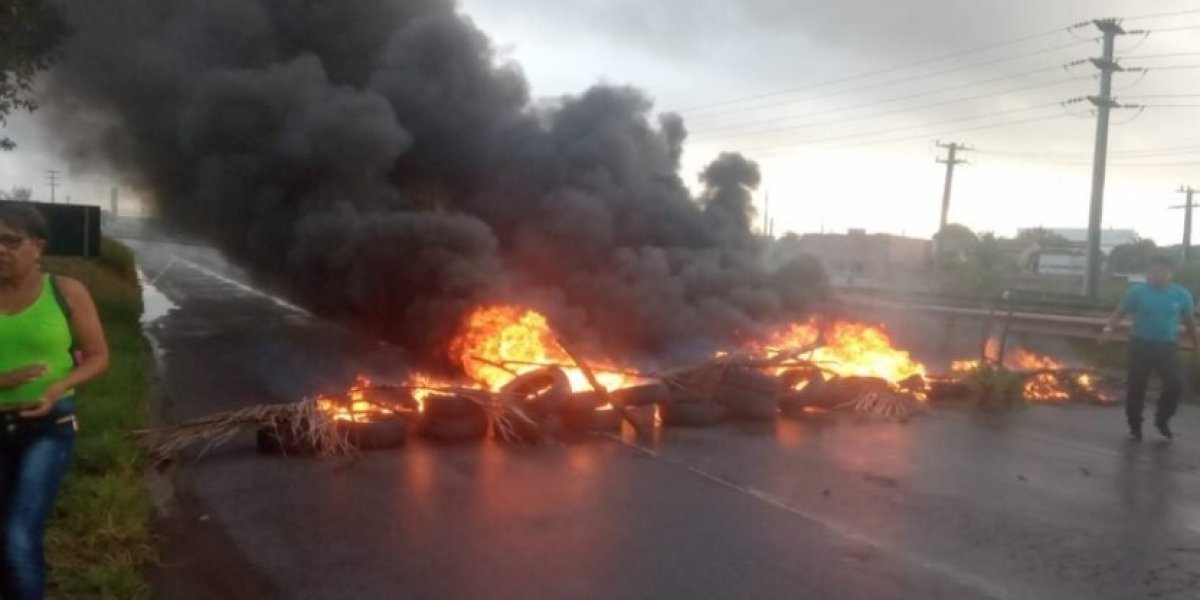 Protesto de ex-prestadores de serviço da Ford interdita Via Parafuso