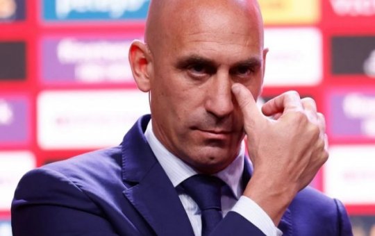 Investigado por beijo, presidente da federação espanhola renuncia