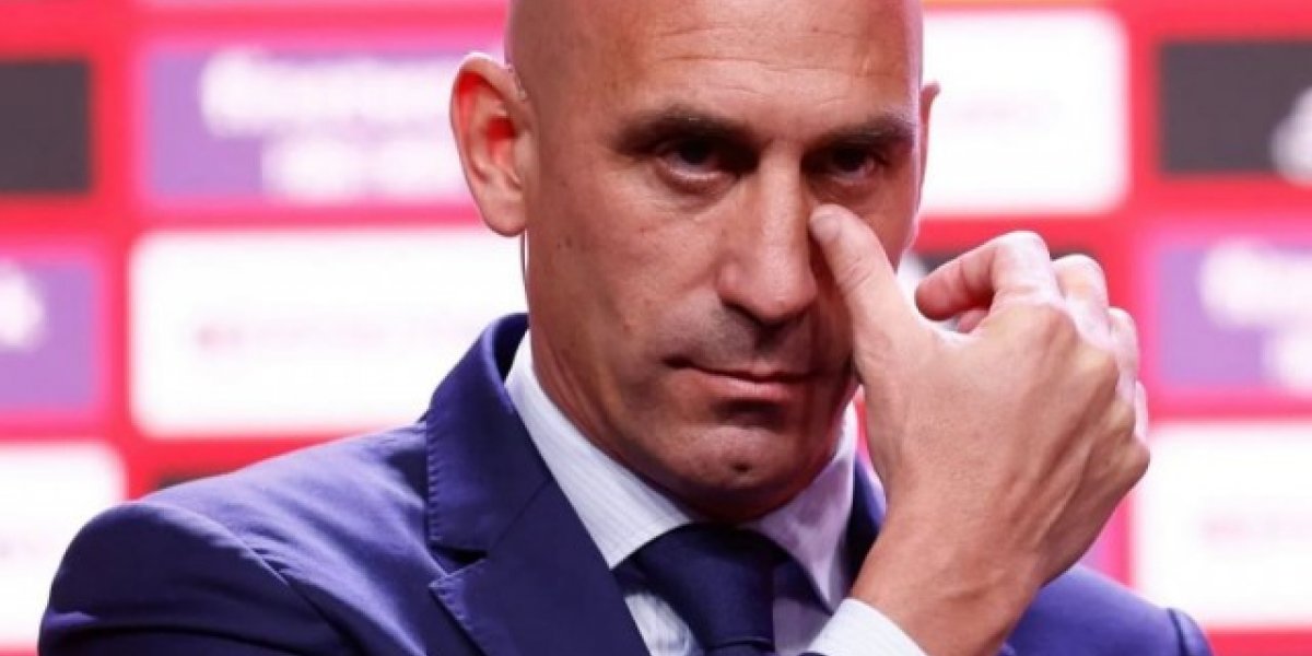 Investigado por beijo, presidente da federação espanhola renuncia