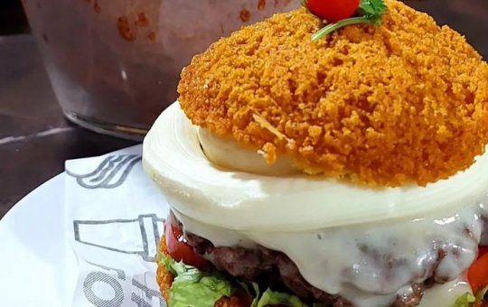 Lanchonete cria 'Acarajé Burguer' e vira alvo de críticas