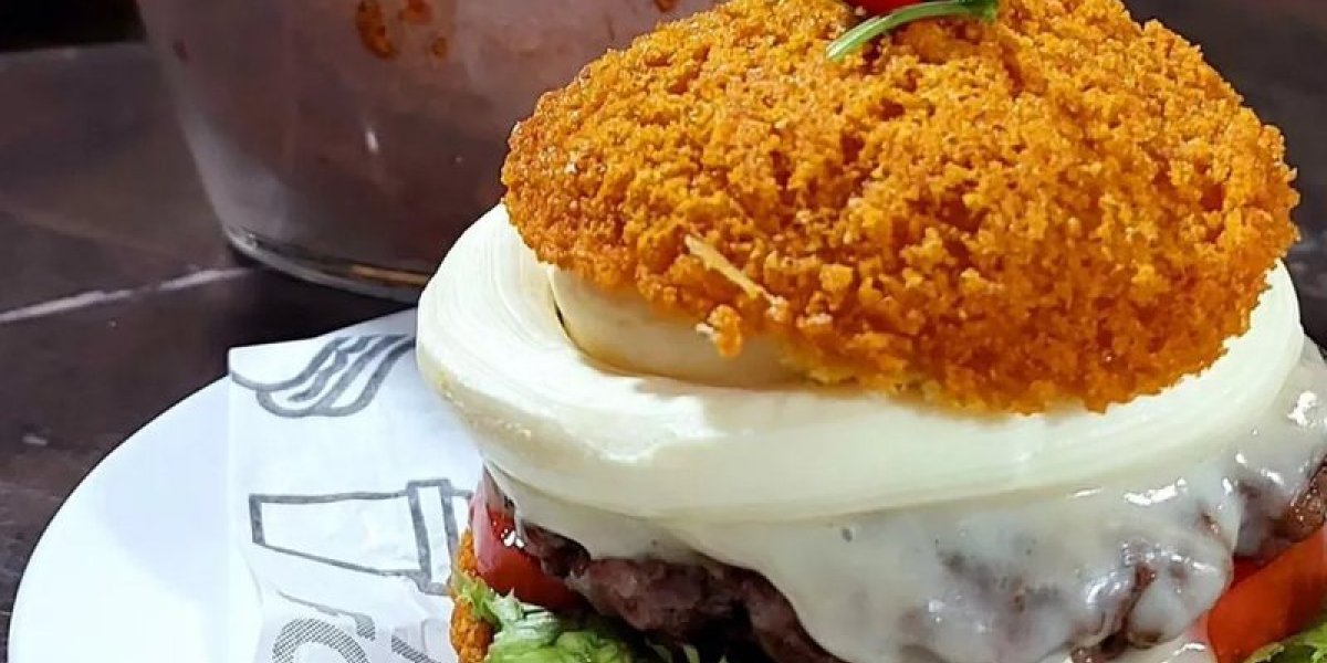 Lanchonete cria 'Acarajé Burguer' e vira alvo de críticas
