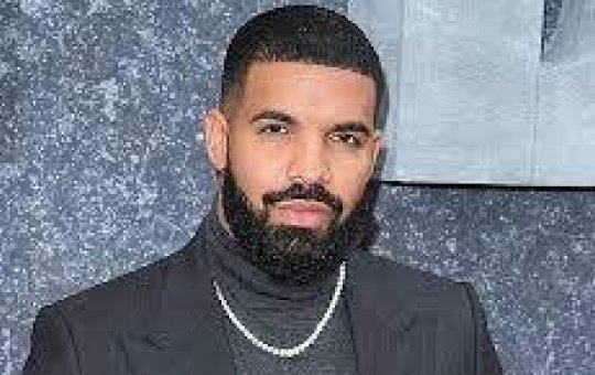 Drake empurra fã e critica segurança em show
