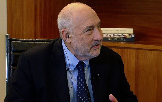 Prêmio Nobel de Economia pede urgência na taxação de super-ricos