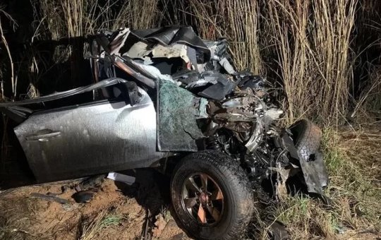 Acidente entre carro e caminhão provoca a morte de 5 pessoas da mesma família