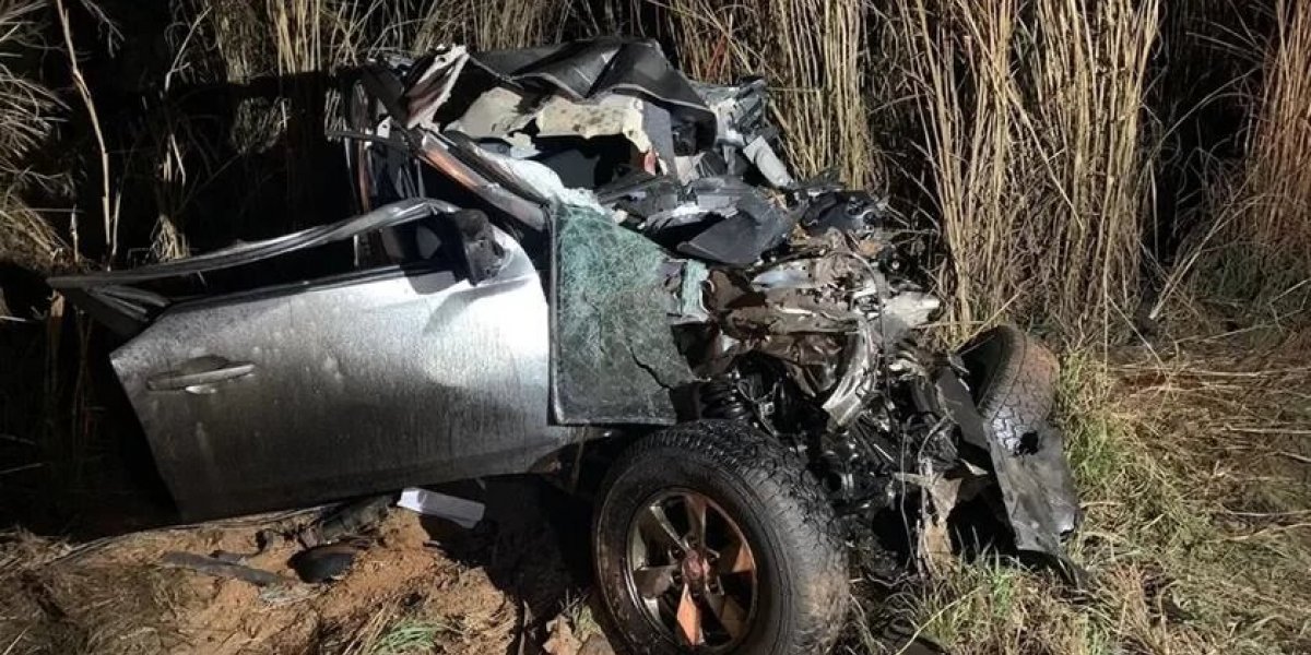 Acidente entre carro e caminhão provoca a morte de 5 pessoas da mesma família