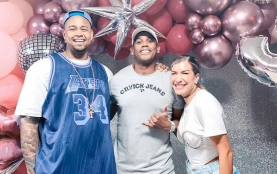 Lore Improta comemora aniversário ao som de clássicos do pagode