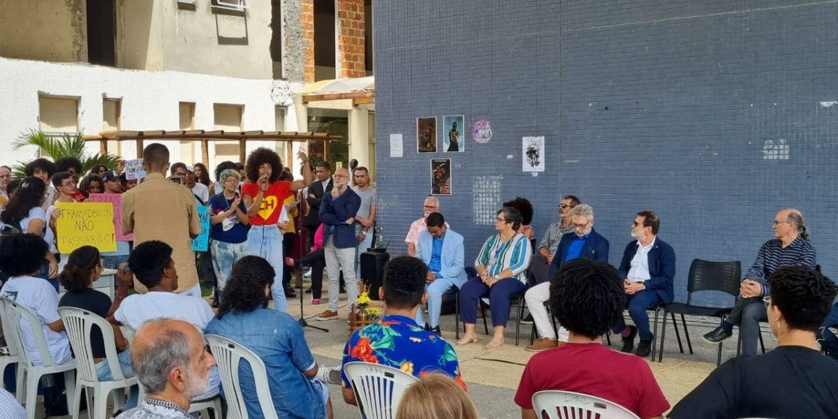 Alunos da Ufba realizam ato contra caso de transfobia cometido por professora