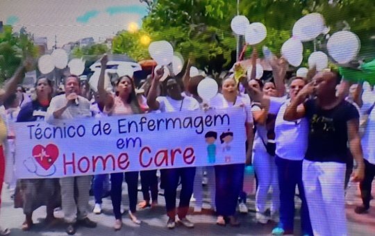 Prossifionais de saúde da rede privada realizam protesto na Estação da Lapa