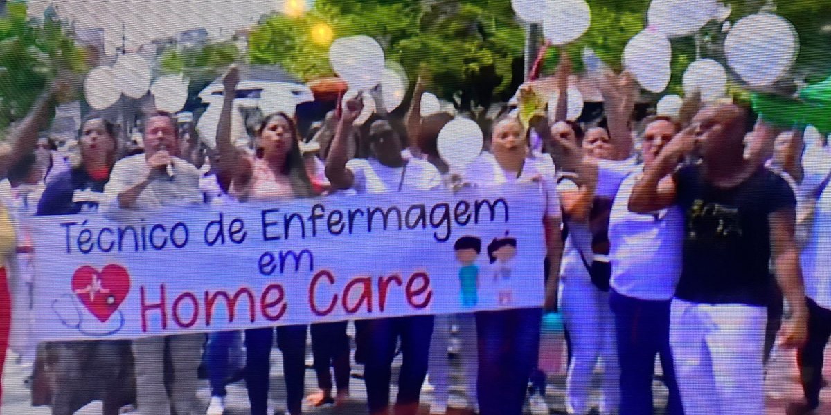 Prossifionais de saúde da rede privada realizam protesto na Estação da Lapa