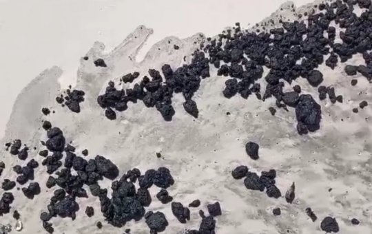 Manchas de óleo aparecem em praia de Valença
