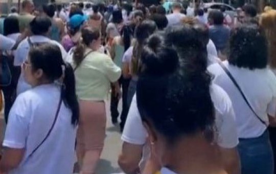 Profissionais de enfermagem protestam na frente de secretaria em Salvador