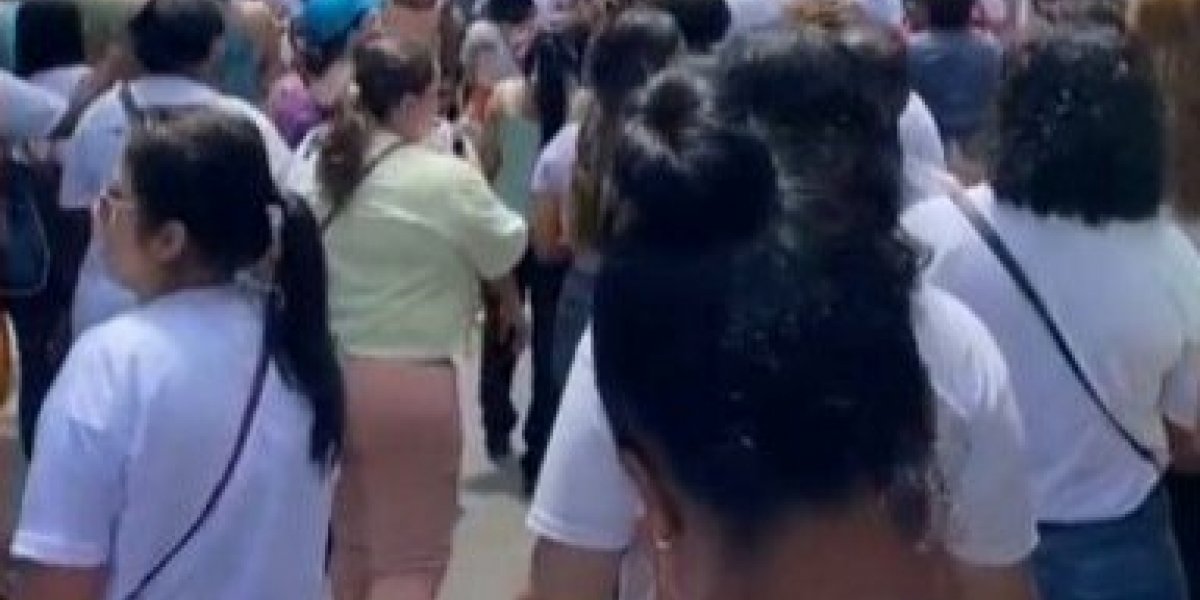 Profissionais de enfermagem protestam na frente de secretaria em Salvador