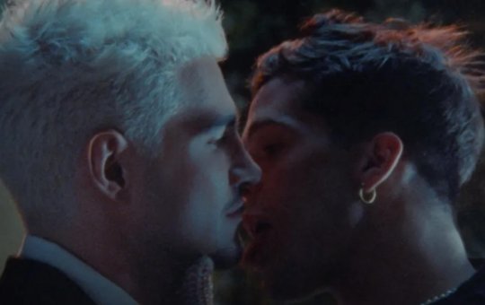 Em novo clipe cantor Jão recebe lambida de ator João Guilherme
