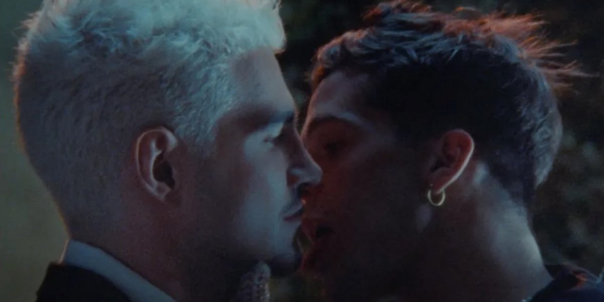Em novo clipe cantor Jão recebe lambida de ator João Guilherme