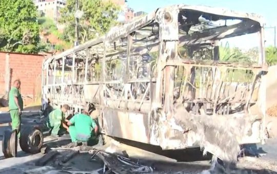 Ônibus é incendiado no bairro de Castelo Branco em Salvador