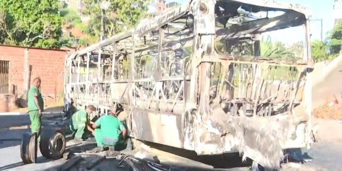 Ônibus é incendiado no bairro de Castelo Branco em Salvador