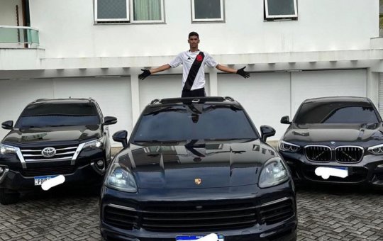 Após polêmica, Luva de Pedreiro ostenta carros de luxo nas redes sociais