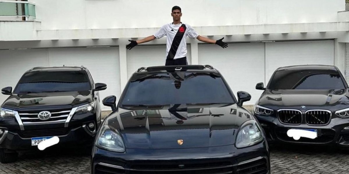 Após polêmica, Luva de Pedreiro ostenta carros de luxo nas redes sociais