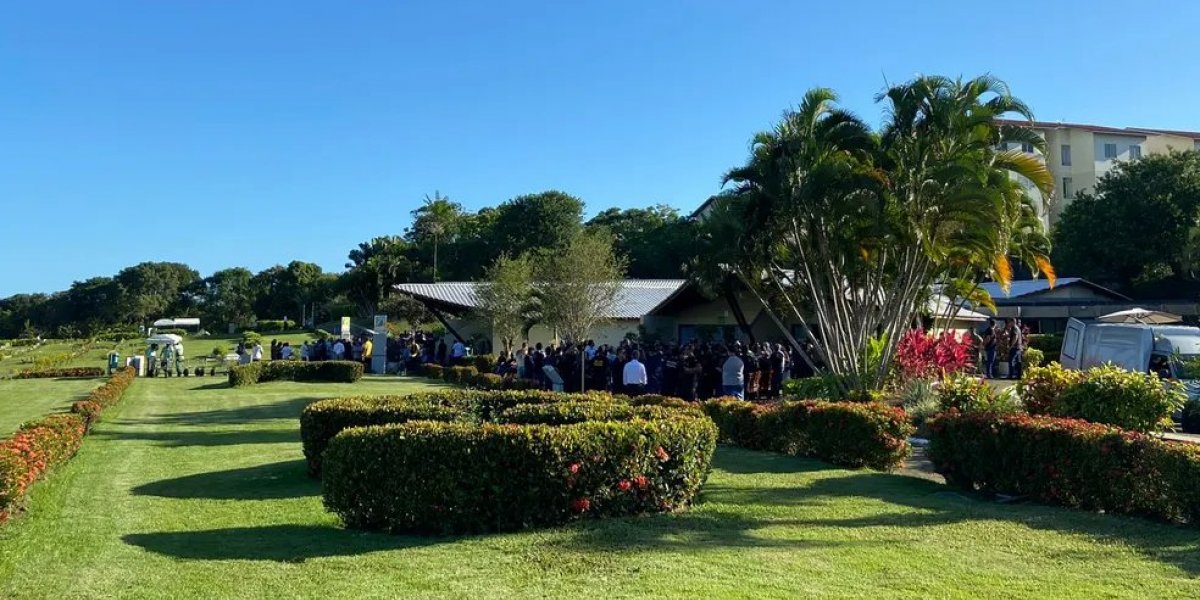 Familiares e amigos marcam presença no velório do agente federal, Lucas Caribé
