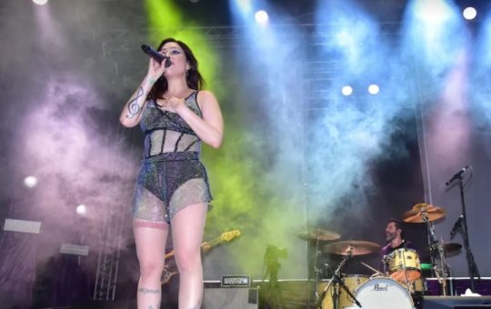 Em show gratuito, Pitty reúne multidão no bairro do Rio Vermelho