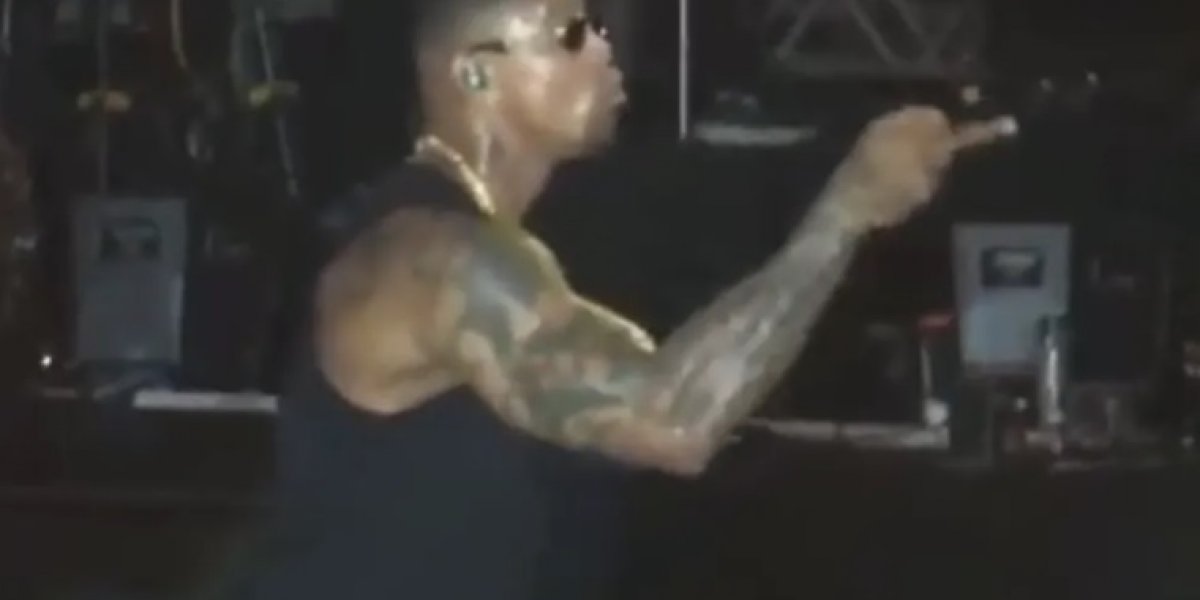 Léo Santana se irrita e troca xingamentos com público durante Salvador Fest