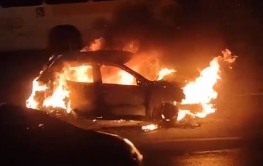 VÍDEO: Carro explode na Avenida Suburbana e morador registra o momento