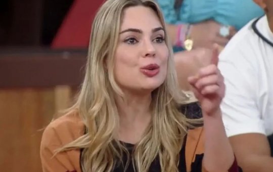 Raquel Sheherazade discute com jornalista em estreia de 'A fazenda 15'