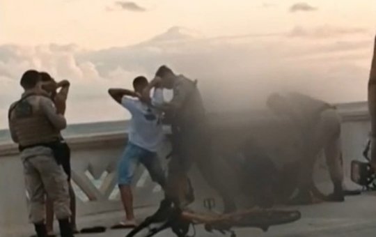 Jovens são agredidos durante abordagem policial na orla de Salvador