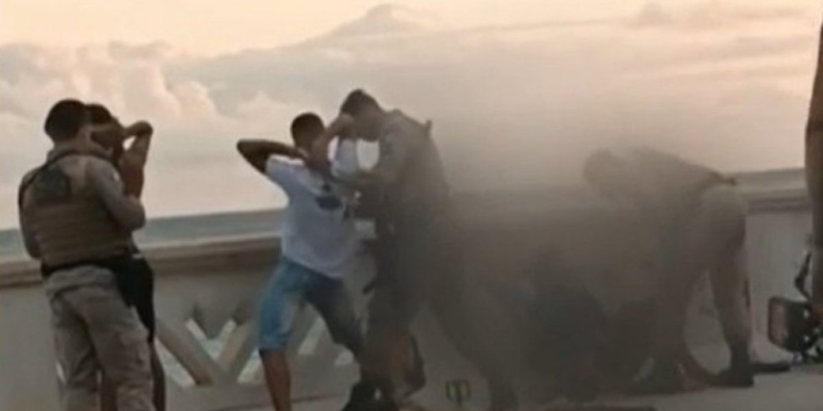 Jovens são agredidos durante abordagem policial na orla de Salvador